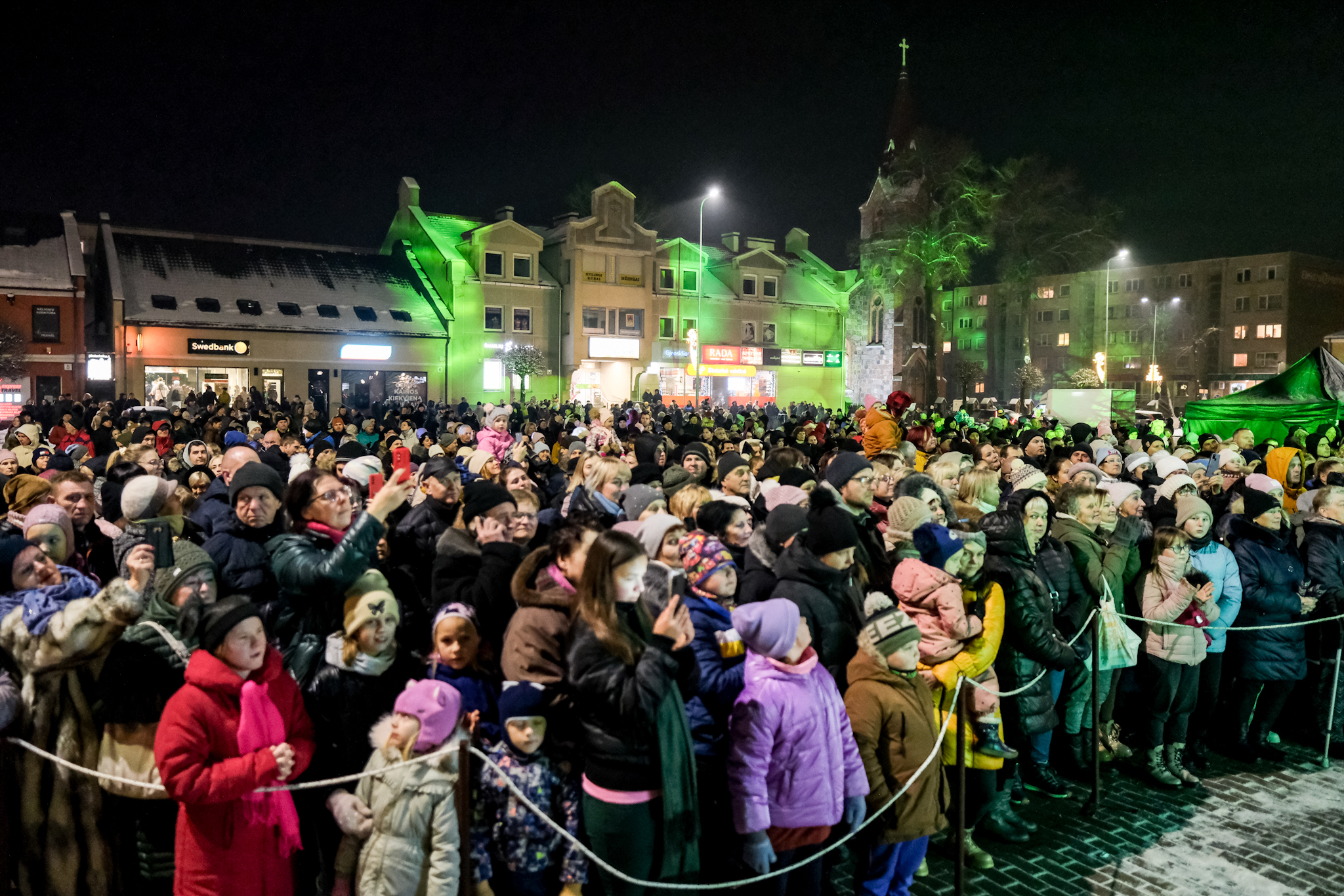 Kalėdų laukimo pradžia: Kretingoje nušvis senojo miesto eglė Kalėdų laukimo pradžia: Kretingoje nušvis senojo miesto eglė