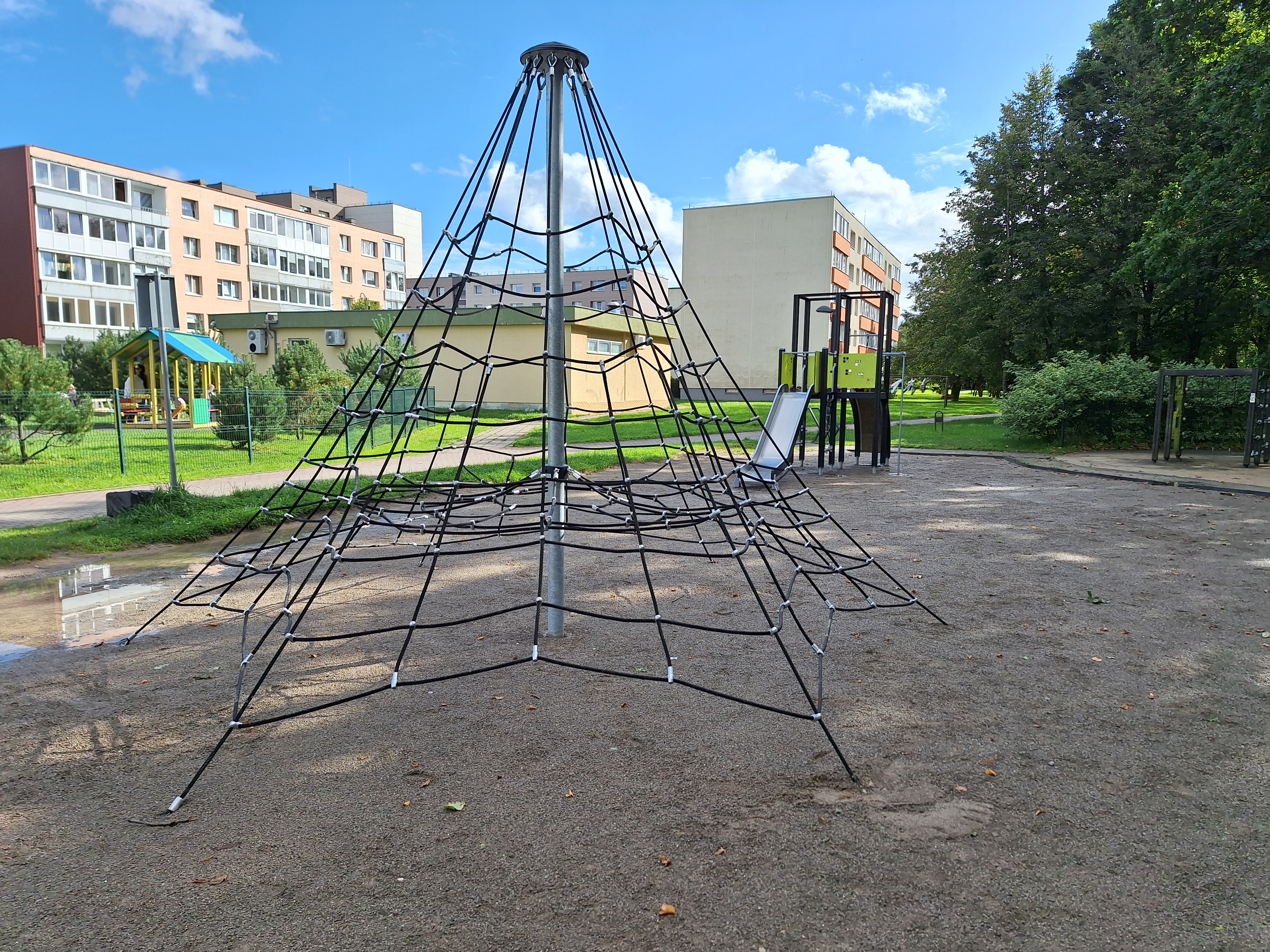 Kretingoje atnaujinamos vaikų žaidimo aikštelės Kretingoje atnaujinamos vaikų žaidimo aikštelės