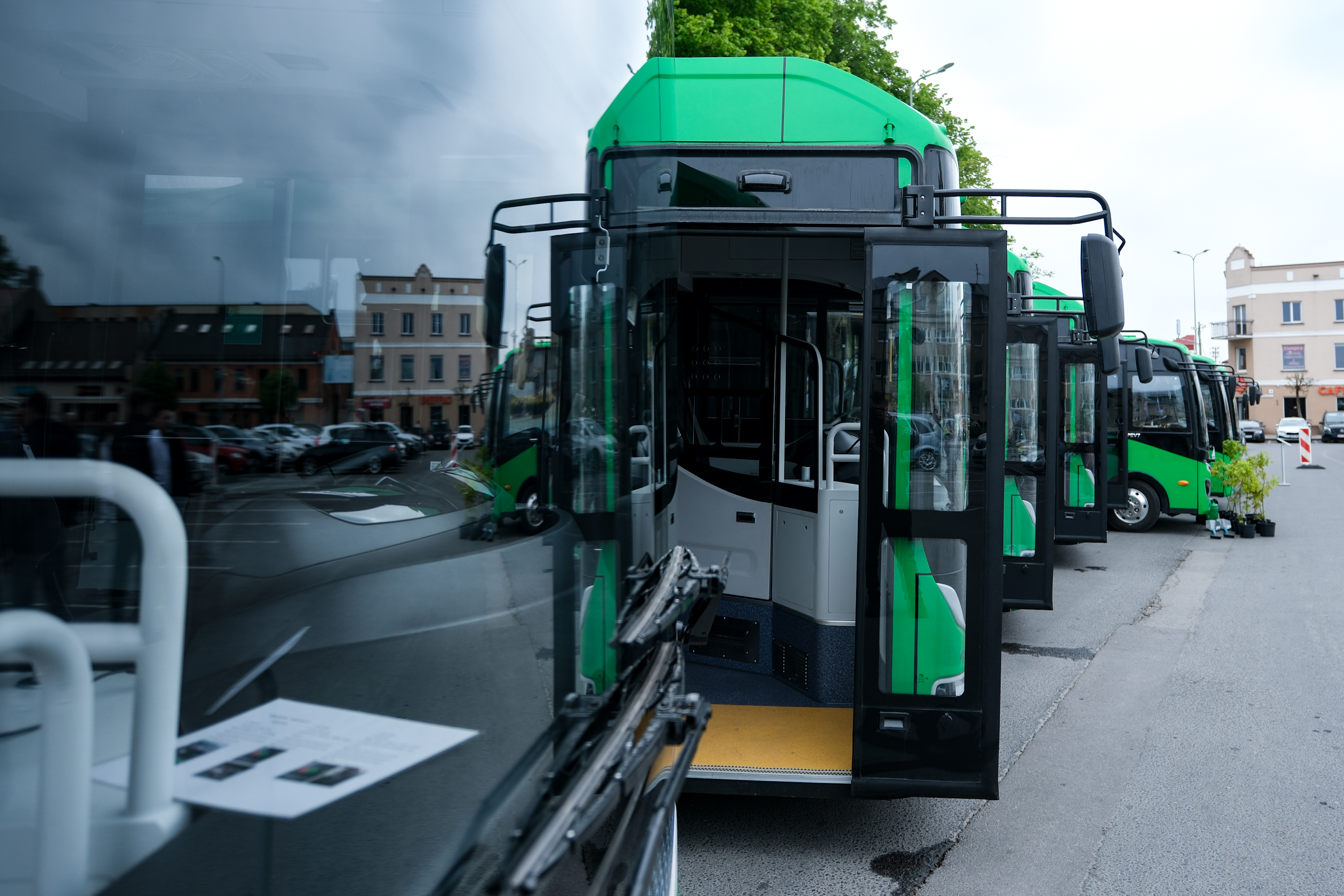 Į Kretingos rajono gatves išrieda 10 naujų elektrinių autobusų Į Kretingos rajono gatves išrieda 10 naujų elektrinių autobusų