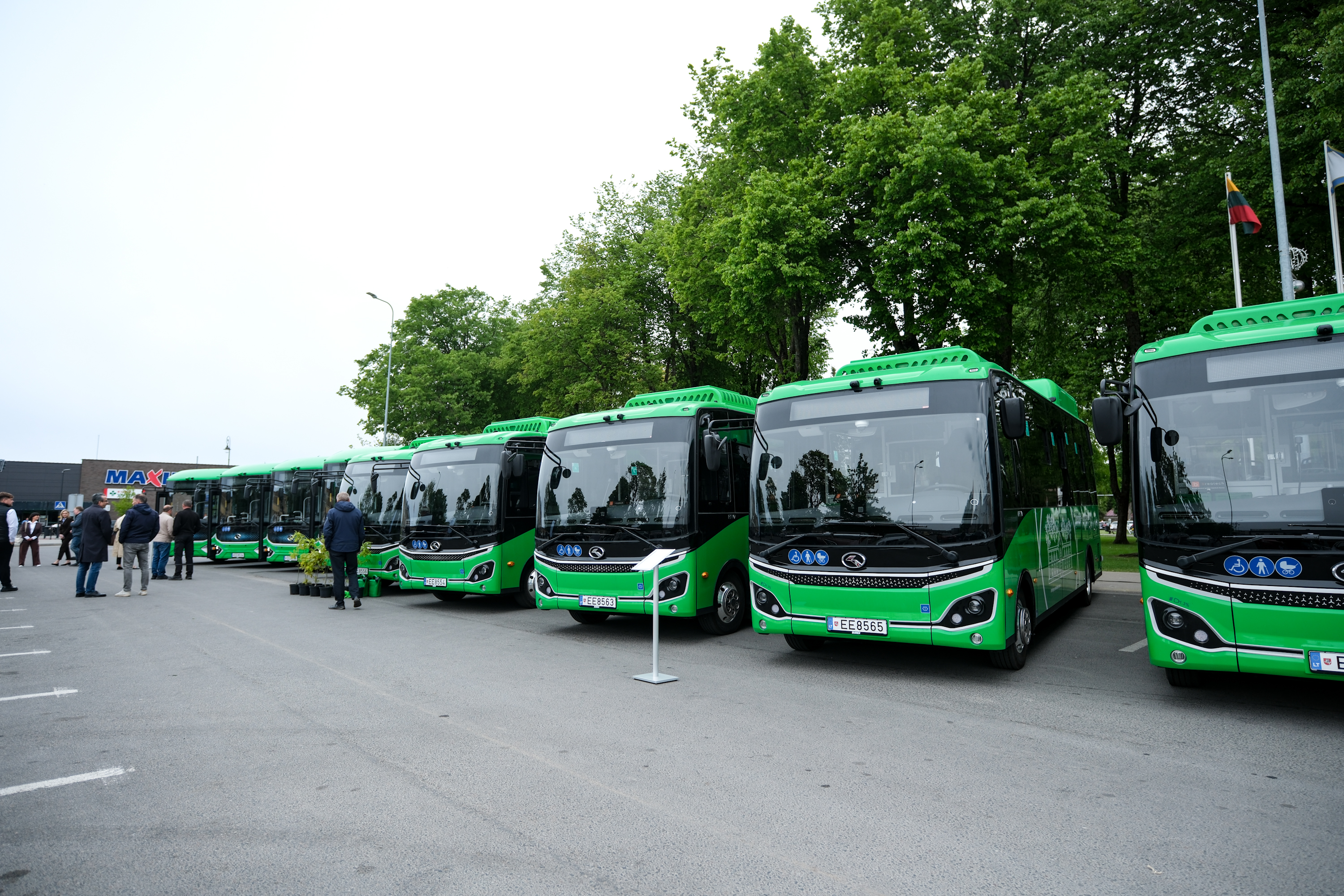 Į Kretingos rajono gatves išrieda 10 naujų elektrinių autobusų Į Kretingos rajono gatves išrieda 10 naujų elektrinių autobusų