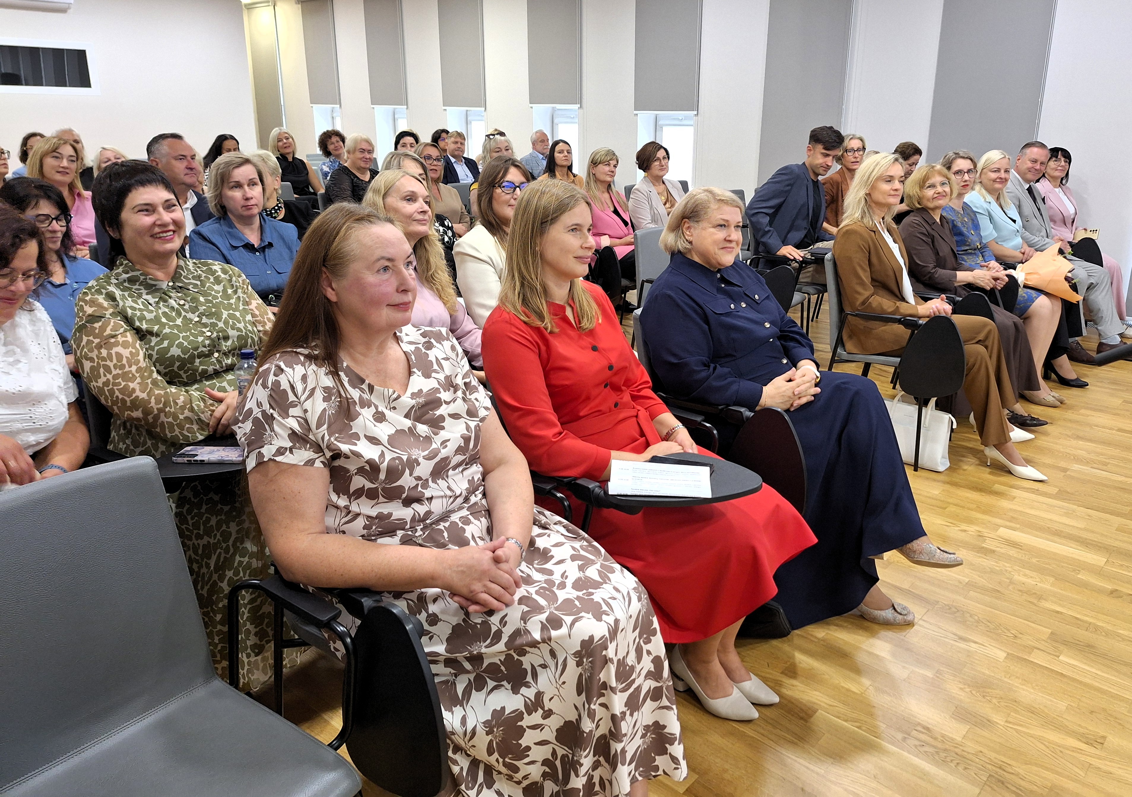 Rajono mokyklų vadovai ir švietimo lyderiai aptarė švietimo aktualijas bei ateities kryptis Rajono mokyklų vadovai ir švietimo lyderiai aptarė švietimo aktualijas bei ateities kryptis
