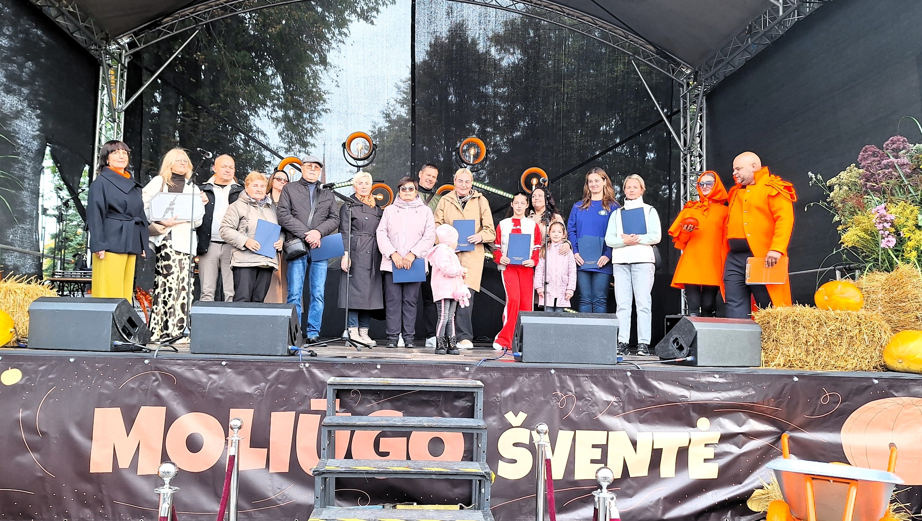 Pagerbti konkurso „Gražinkime savo aplinką“ laimėtojai ir dalyviai Pagerbti konkurso „Gražinkime savo aplinką“ laimėtojai ir dalyviai