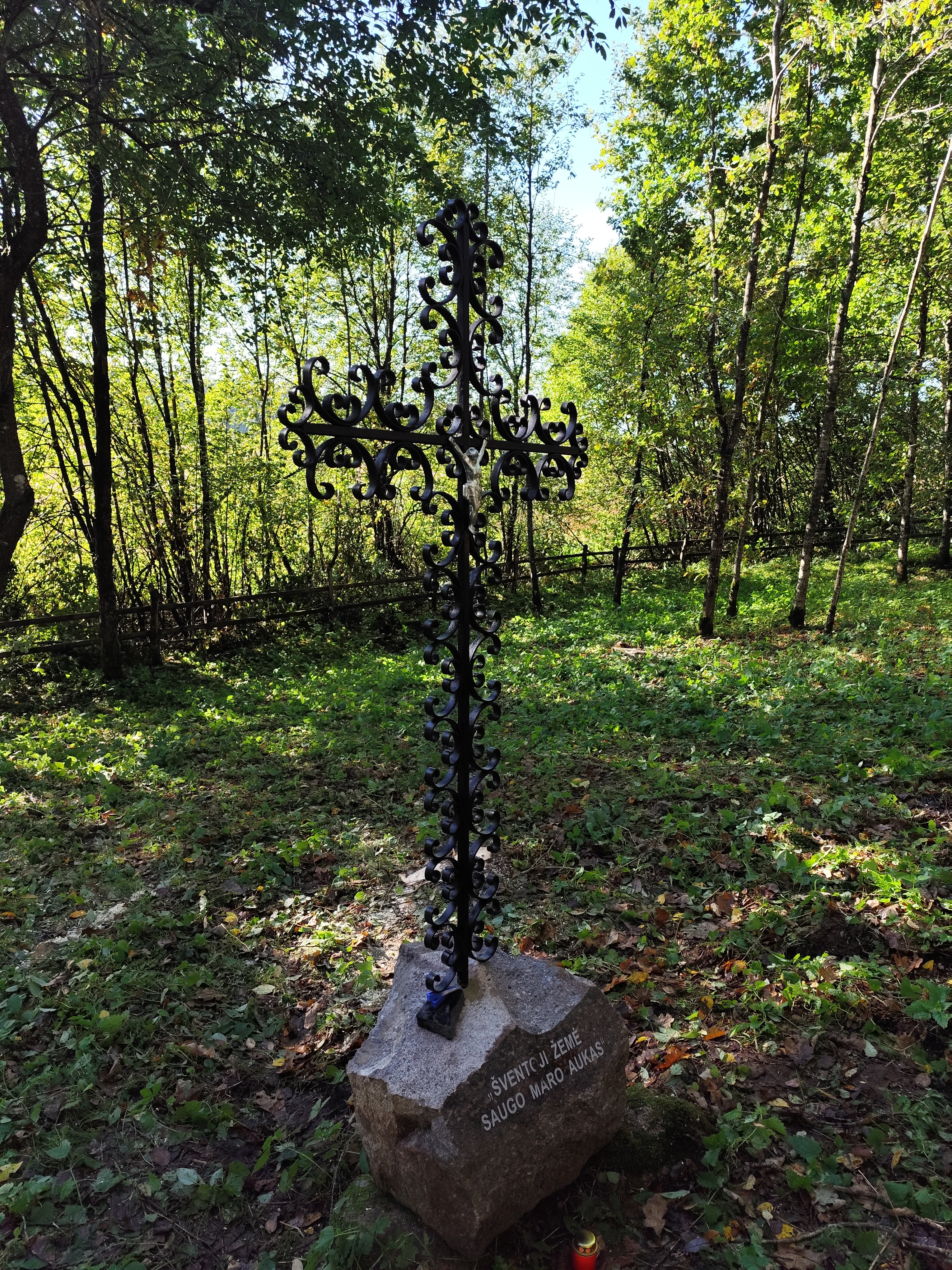 Kretingos rajono senosiose kapinėse atnaujinami senieji kryžiai ir koplytėlės Kretingos rajono senosiose kapinėse atnaujinami senieji kryžiai ir koplytėlės