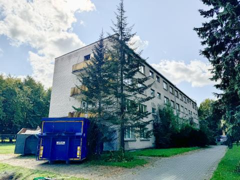 Kretingos dvaro parke neliks dar vieno svetimkūnio – sovietinio bendrabučio