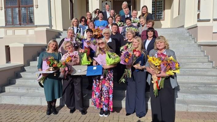 Šventinę dieną rajono mokytojams įteiktos padėkos už darbą ir atsidavimą