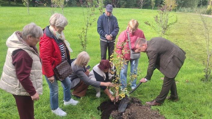 Kretingoje pasodinta draugystę su Vokietijos miestu Blankenfelde-Mahlow simbolizuojanti obelaitė