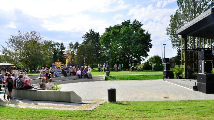 Įgyvendinus dar vieną Gyventojų iniciatyvų projektą Kretingsodyje atidarytas amfiteatras