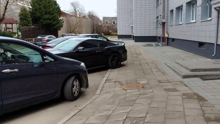 Kretingoje, Žemaičių gatvėje ties 8-uoju namu, ant šaligatvio bus įrengti apsauginiai stulpeliai