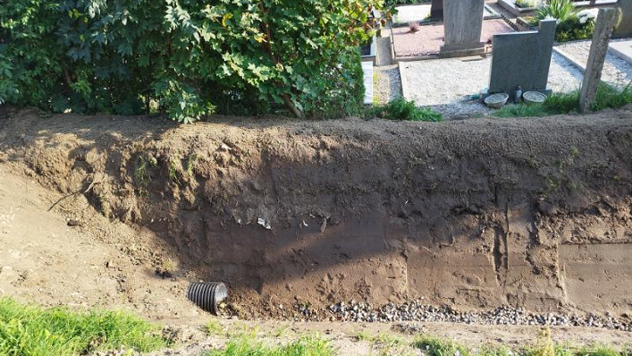 Baigiami Kartenos kapinių melioracijos drenažo įrengimo ir sutvarkymo darbai Baigiami Kartenos kapinių melioracijos drenažo įrengimo ir sutvarkymo darbai