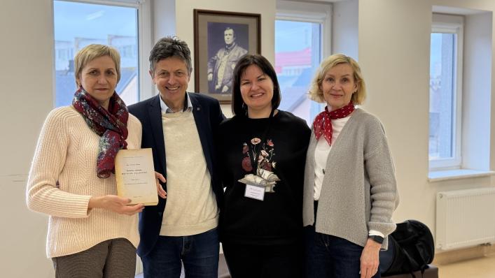 Šiltas susitikimas su kraštiečiu Romualdu Beniušiu Kretingos bibliotekai atnešė vertingą išeivijos leidinį
